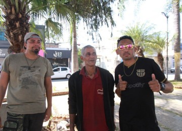Os moradores Davisson, Claudinei e Thiago sonham com prêmio e planejam jogar de agora em diante -  (crédito: Edésio Ferreira/EM/D. A. Press)