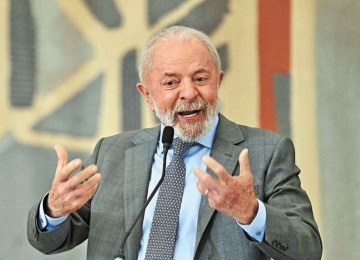 Lula já adiantou que pretende disputar reeleição. Ele pode ter Tarcísio de freitas, apoiado por Bolsonaro, como principal adversário -  (crédito: EVARISTO SÁ/AFP)
