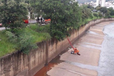 Caminhante ouviu os gritos de socorro e acionou o Corpo de Bombeiros, que resgataram homem embriagado do leito do Arrudas
 -  (crédito: CBMMG)