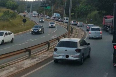 Trânsito lento na BR-381 -  (crédito: Redes sociais / @Br381_urgent)