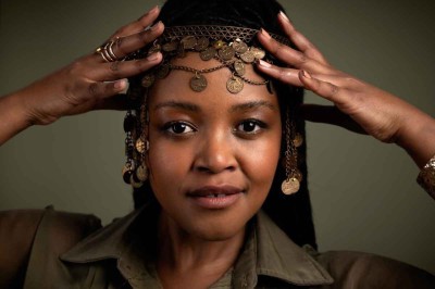 A cantora sul-africana Sima Mashazi se apresenta na quarta-feira (25/6), no Clube de Jazz do Café com Letras -  (crédito: Gys Loubser/Divulgação)