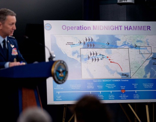 O Chefe do Estado-Maior Conjunto da Força Aérea, General Dan Caine, discute os detalhes da missão de um ataque ao Irã durante uma coletiva de imprensa no Pentágono, em 22 de junho de 2025 - (crédito: Andrew Harnik/GETTY IMAGES NORTH AMERICA/Getty Images via AFP)