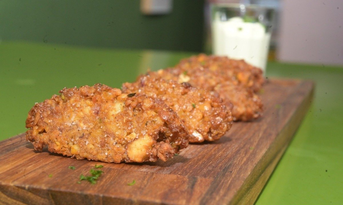 O bolinho de grão-de-bico com maionese de alho é uma das opções veganas do cardápio do Espaço Yanã