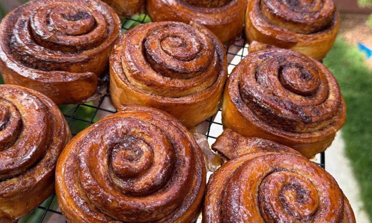 O cinnamon roll é uma espécie de rosca de canela envolta em calda de açúcar