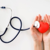 Médico alerta para o controle do colesterol para a saúde do coração - FreePik