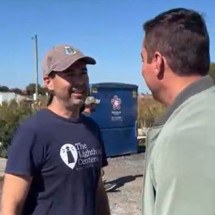Empresário decide morar em farol no oceano - Reprodução/Record TV