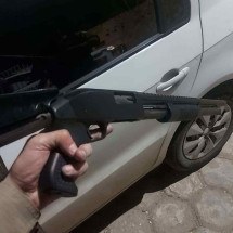 Jovem preso com espingarda no carro receberia R$ 750 para transportá-la - PMMG