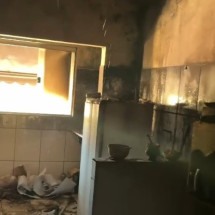 Mulher dispensa medida protetiva, é agredida e tem casa incendiada