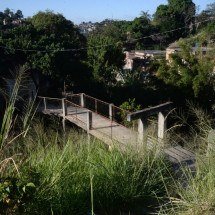Moradores do Novo Lajedo, em BH, constroem ponte e relatam negligência - Tulio Santos/EM/D.A.Press. Brasil. Belo Horizonte - MG