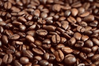 Brasil terá safra recorde de café em 2026; preços devem cair?