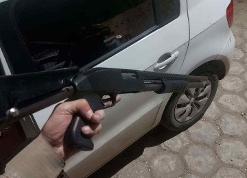 Militares viram um carro com as características de um veículo denunciado por fazer entregas de entorpecentes e fizeram abordagem -  (crédito: PMMG)