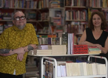 Alencar Perdigão e Cláudia Masini atuam há 22 anos no mercado, à frente da Quixote, localizada na Fernandes Tourinho, conhecida como a Rua das Livrarias -  (crédito: Leandro Couri/EM/D.A Press)