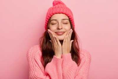 Uma rotina de cuidados com a pele deve incluir hidratação regular, mesmo sem sede -  (crédito: wayhomestudio/FreePik)