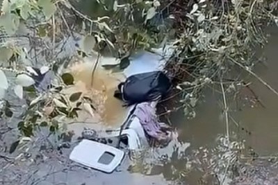 Carro com crianças cai em córrego em Lagoa Formosa -  (crédito: Reprodução/Redes sociais)