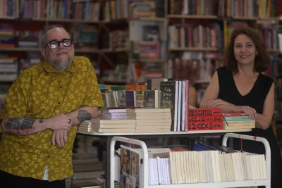 Alencar Perdigão e Cláudia Masini atuam há 22 anos no mercado, à frente da Quixote, localizada na Fernandes Tourinho, conhecida como a Rua das Livrarias -  (crédito: Leandro Couri/EM/D.A Press)
