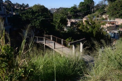  A ponte reflete também a autossuficiência que a comunidade precisa ter para garantir melhores condições, uma vez que ela foi construída por moradores -  (crédito: Tulio Santos/EM/D.A.Press. Brasil. Belo Horizonte - MG)