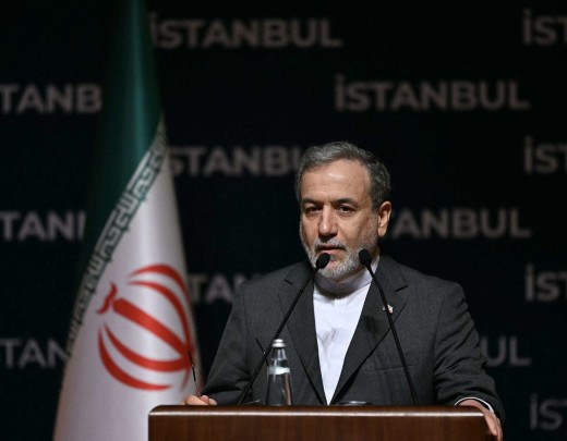 O Ministro das Relações Exteriores do Irã, Abbas Araghchi, discursa durante uma coletiva de imprensa no Centro de Congressos Lutfi K?rdar - (crédito: OZAN KOSE / AFP)