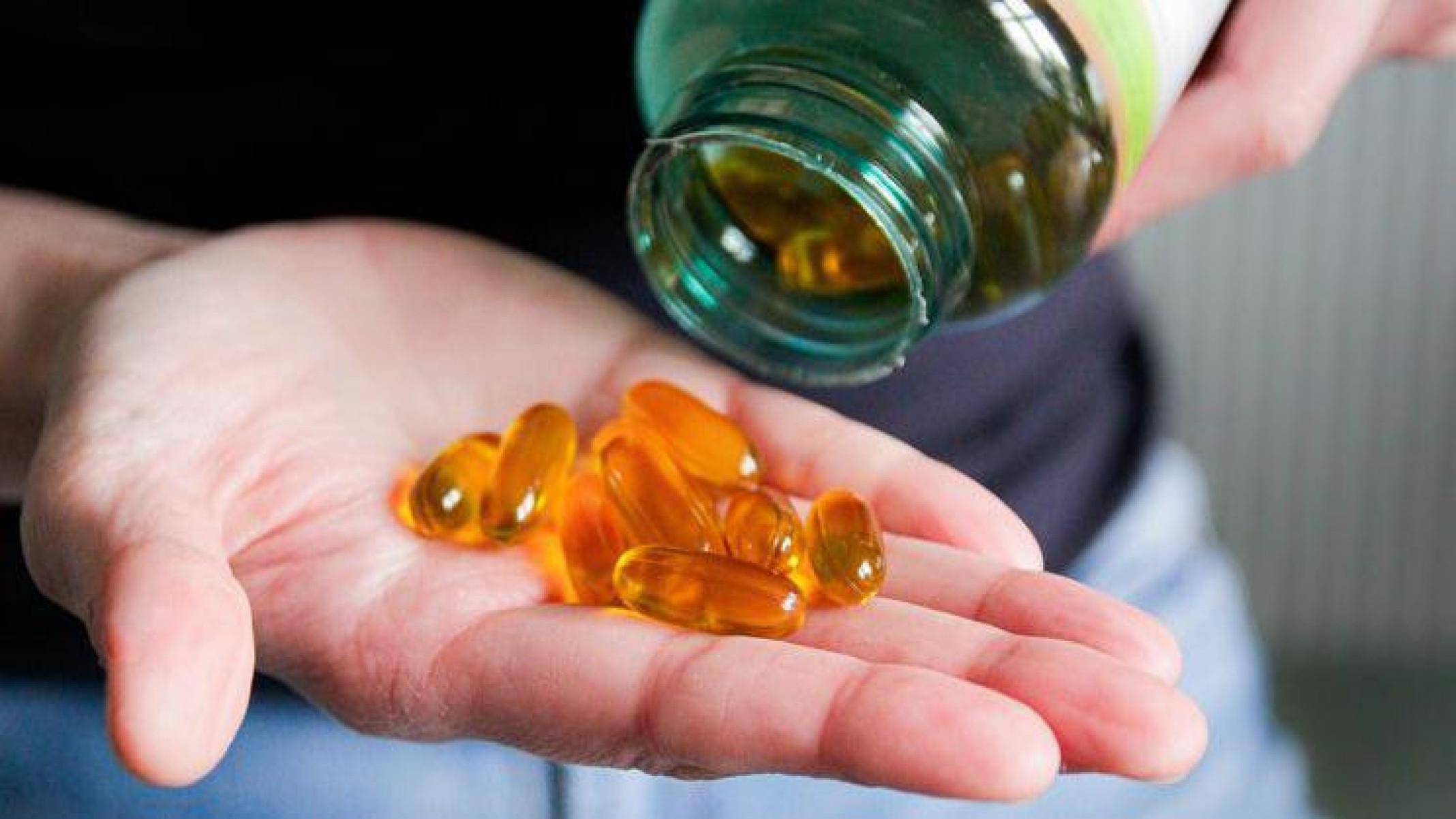 O contato com o Sol é a principal forma de sintetizar vitamina D no organismo, mas algumas pessoas precisam fazer suplementação por meio de cápsulas e comprimidos