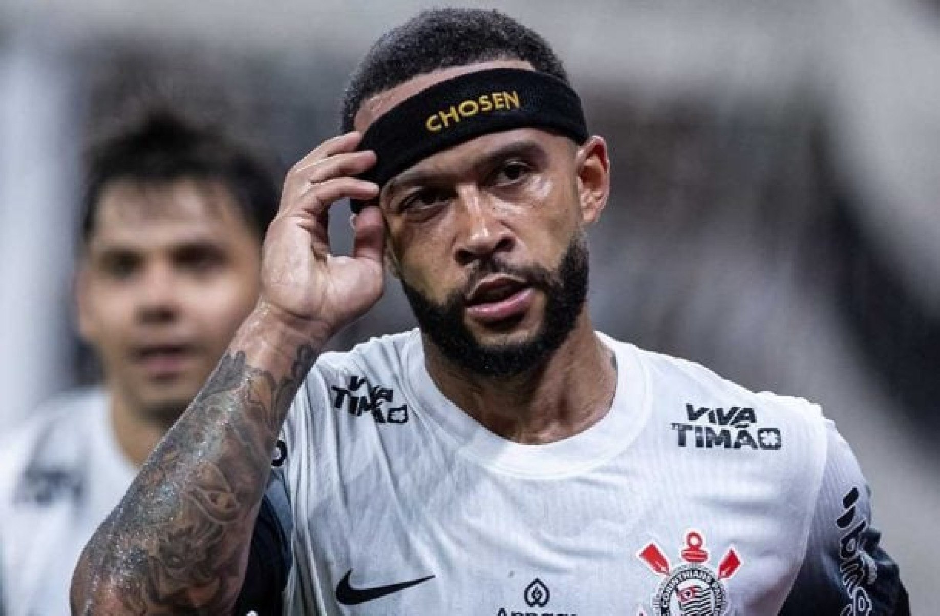 Apresentador ofende Memphis Depay após ser citado em nova música