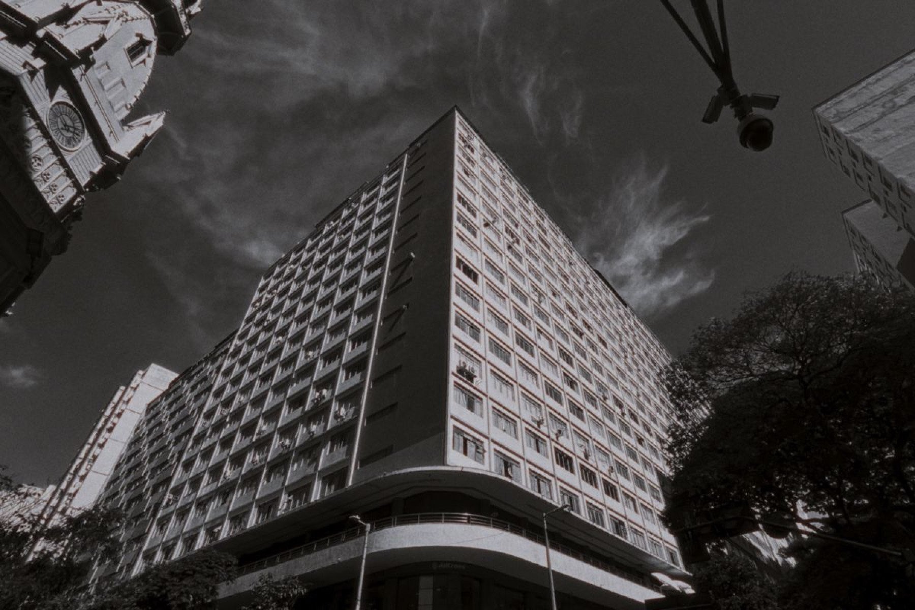 Edifício Maletta - onde boemia e literatura dividem a mesma mesa: o Maletta é refúgio de intelectuais, artistas e quem busca bons papos, livros, drinques e causos. Um edifício que respira cultura em cada andar.
