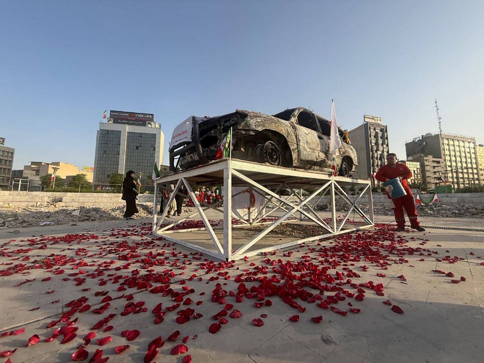 Conflito se intensifica no 11º dia- Iranian Red Crescent / AFP