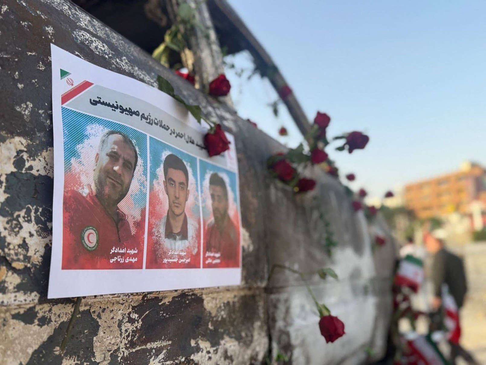 Pelo menos três pessoas morreram no domingo após uma ambulância ser atingida por um ataque israelense no centro do Irã- Iranian Red Crescent / AFP