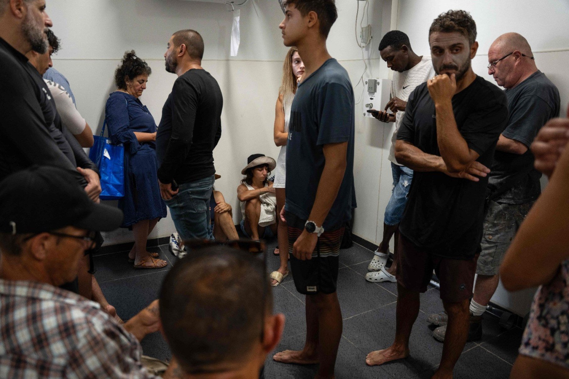 Pessoas se reúnem em um abrigo em Tel Aviv, após sirenes soarem em várias áreas do país após mísseis serem disparados do Irã-AYA LEVIN / AFP