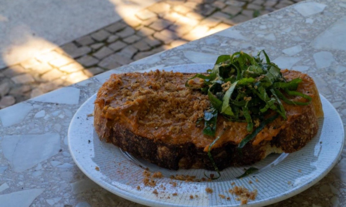 Toast de canjiquinha finalizada com gremolata de couve