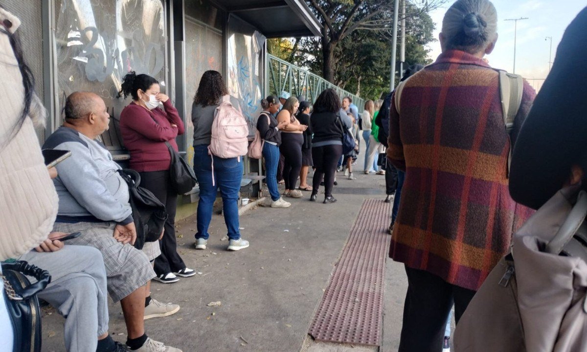 Pontos de &ocirc;nibus ficaram mais cheios que o normal na manh&atilde; desta ter&ccedil;a-feira (24/6) devido &agrave; greve de motoristas -  (crédito: Melissa Souza/EM/DA Press)