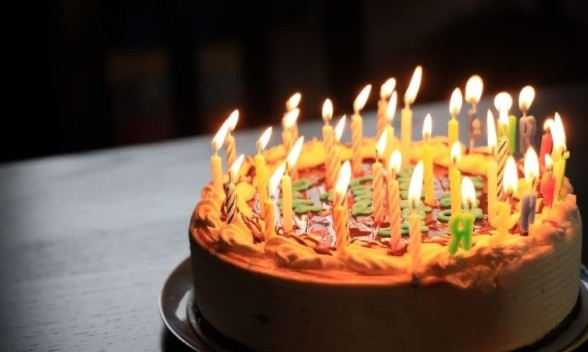 No golpe, bandidos entram em contato dizendo que vão enviar um presente de aniversário e que a pessoa só precisa pagar uma taxa de entrega -  (crédito: Reprodução/Redes Sociais )