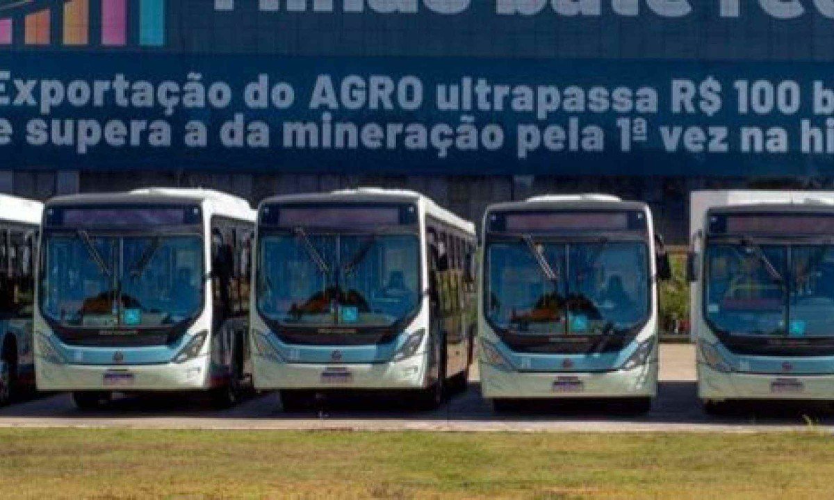 Novos veículos para transportar os servidores estaduais para a Cidade Administrativa começaram a circular nessa segunda-feira -  (crédito: Pablo Nunes / Seplag)