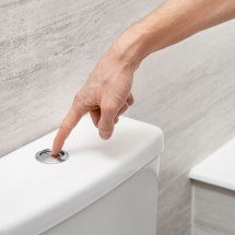 Pastilha de cloro na caixa do vaso: mito ou solução eficaz? - LumenSt de Getty Images