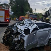 Idoso morre preso às ferragens ao bater de frente com caminhão em MG