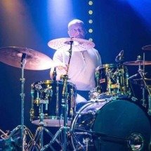 Baterista sofre ataque cardíaco no palco durante show em festival - Instagram
