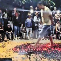 Moradores atravessam brasas e renovam a fé na Festa de São João em Pinhões - júlio moreira/EM/D.A. Press