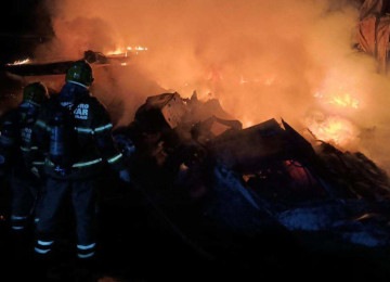 Acidente entre carretas seguido de incêndio matou três pessoas na BR-381, em Carmópolis de Minas -  (crédito: CBMMG)