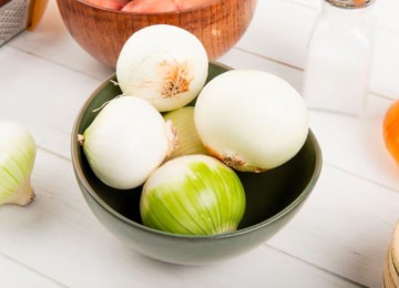 Cebola cortada ao lado da cama é aposta popular para aliviar sintomas de gripe e resfriado -  (crédito: Freepik)