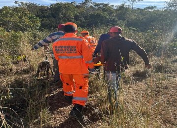 Idoso foi colocado em uma maca e levado a um centro de saúde -  (crédito: CBMMG/Divulgação)
