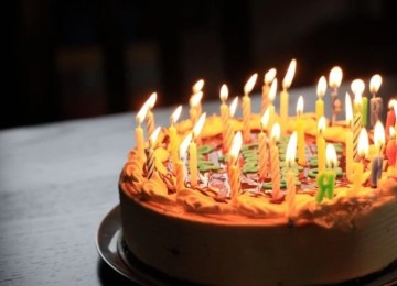 No golpe, bandidos entram em contato dizendo que vão enviar um presente de aniversário e que a pessoa só precisa pagar uma taxa de entrega -  (crédito: Reprodução/Redes Sociais )