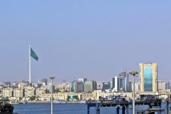 Para amenizar o calor sem gastar muito com ar-condicionado, alguns países como a Arábia Saudita têm implementado técnicas modernas e sustentáveis para manter as casas frescas.  -  (crédito: Gregor Rom - wikimedia commons)