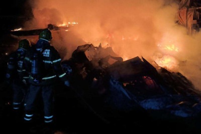 Acidente entre carretas seguido de incêndio matou três pessoas na BR-381, em Carmópolis de Minas -  (crédito: CBMMG)