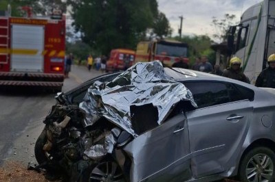 Pelo estado do veículo, a suspeita é a de que o motorista estivesse em alta velocidade -  (crédito: Brigada Municipal de Astolfo Dutra/Divulgação)