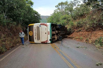 Ônibus tomba, fere duas pessoas e fecha MG-188, em Vazante -  (crédito: Divulgação/PMMG)