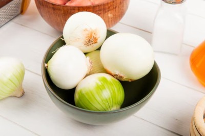 Cebola cortada ao lado da cama é aposta popular para aliviar sintomas de gripe e resfriado -  (crédito: Freepik)