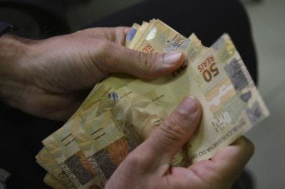 A Advocacia-Geral da União (AGU) informou  que os valores serão corrigidos pela inflação, conforme o Índice Nacional de Preços ao Consumidor Amplo (IPCA-E). -  (crédito: Marcelo Casal Jr/Agência Brasil)