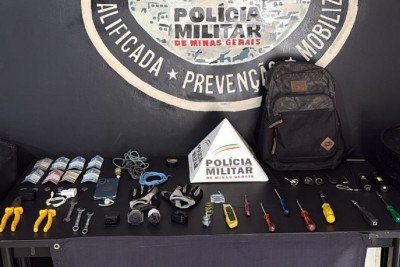 Com o criminoso, os policiais encontraram diversos materiais utilizados para arrombar veículos -  (crédito: PMMG/Divulgação)