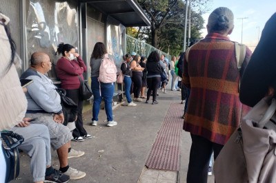 Pontos de ônibus estão mais cheios que o normal na manhã desta terça-feira (24/6) devido a greve de motoristas -  (crédito: Melissa Souza/EM/DA Press)
