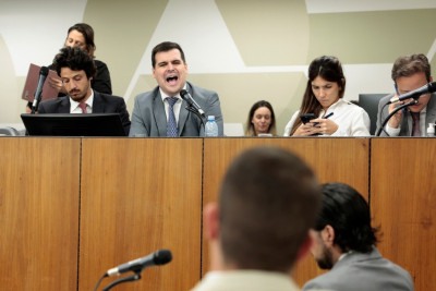 Deputada estadual Bella Gonçalves afirmou que vai entrar no Conselho de Ética da Casa contra o deputado Bruno Engler após chamar de 'nazistas' os parlamentares contrários a projeto de lei que prevê o direito a vida desde a concepção -  (crédito: Alexandre Netto/ALMG)