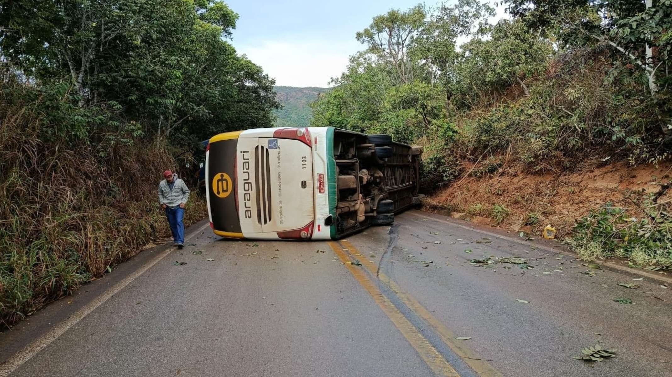 Ônibus tomba, fere duas pessoas e fecha MG-188, em Vazante
