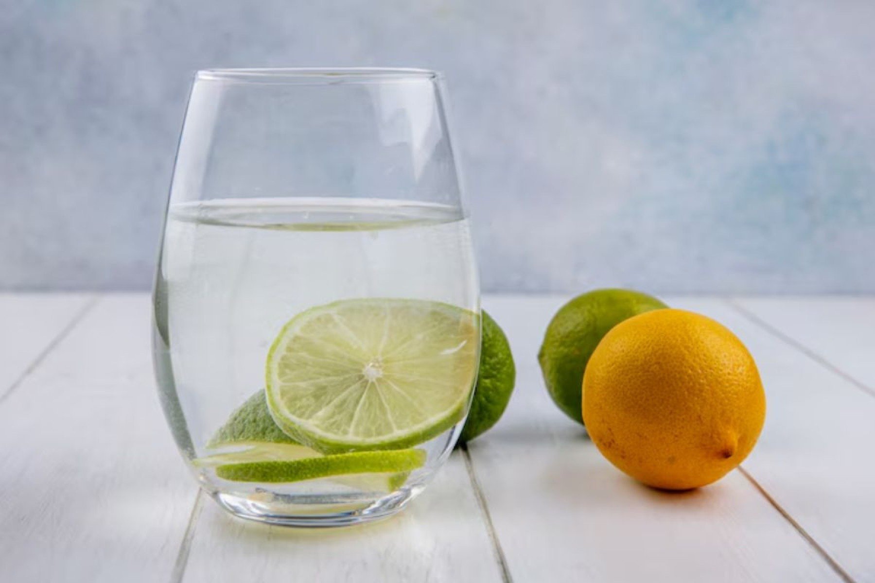 Benefícios modestos e bem fundamentados: a vitamina?C do limão, aliada à hidratação, oferece suporte à imunidade e ajuda no funcionamento do intestino